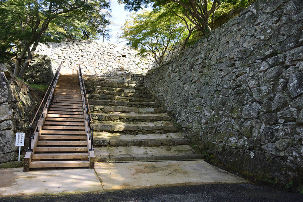 豪壮な石垣群の津山城登城記 その2 「二の丸」_e0158128_14241915.jpg