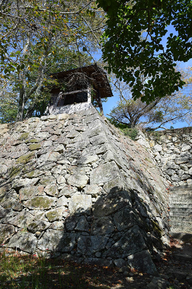 豪壮な石垣群の津山城登城記 その3 「本丸」_e0158128_14372388.jpg