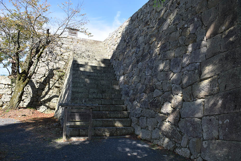 豪壮な石垣群の津山城登城記 その3 「本丸」_e0158128_14401530.jpg