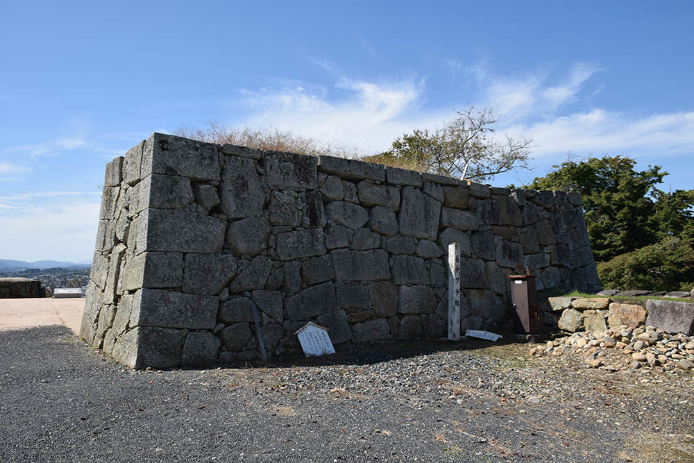 豪壮な石垣群の津山城登城記 その3 「本丸」_e0158128_14473955.jpg