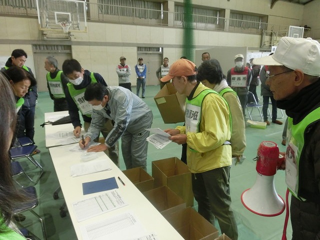 今年は吉高新聞部が訓練の様子を新聞として発行 4回目の「吉原高校避難所開設・運営訓練」_f0141310_862248.jpg