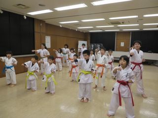 木曜空手 前田教室・手稲教室 今日も新しい仲間!_c0118332_21572540.jpg