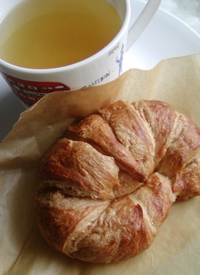 Croissant & Hot Lemon_a0086346_11360408.jpg
