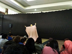 映像:インタビュー:大手可奈さん@インドネシア人形劇祭(PESTA BONEKA #5)_a0054926_0223716.jpg