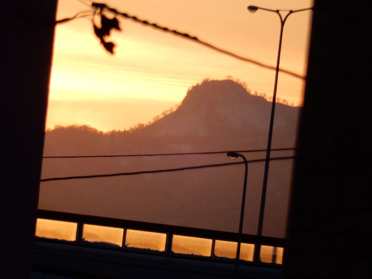 私の部屋から見える山(神威岳)_c0025115_20374195.jpg