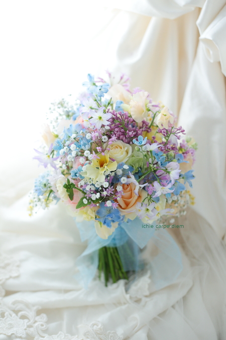 クラッチブーケ 小さな結婚式表参道様へ ブルースター カスミソウ パンジーとライラック 一会 ウエディングの花