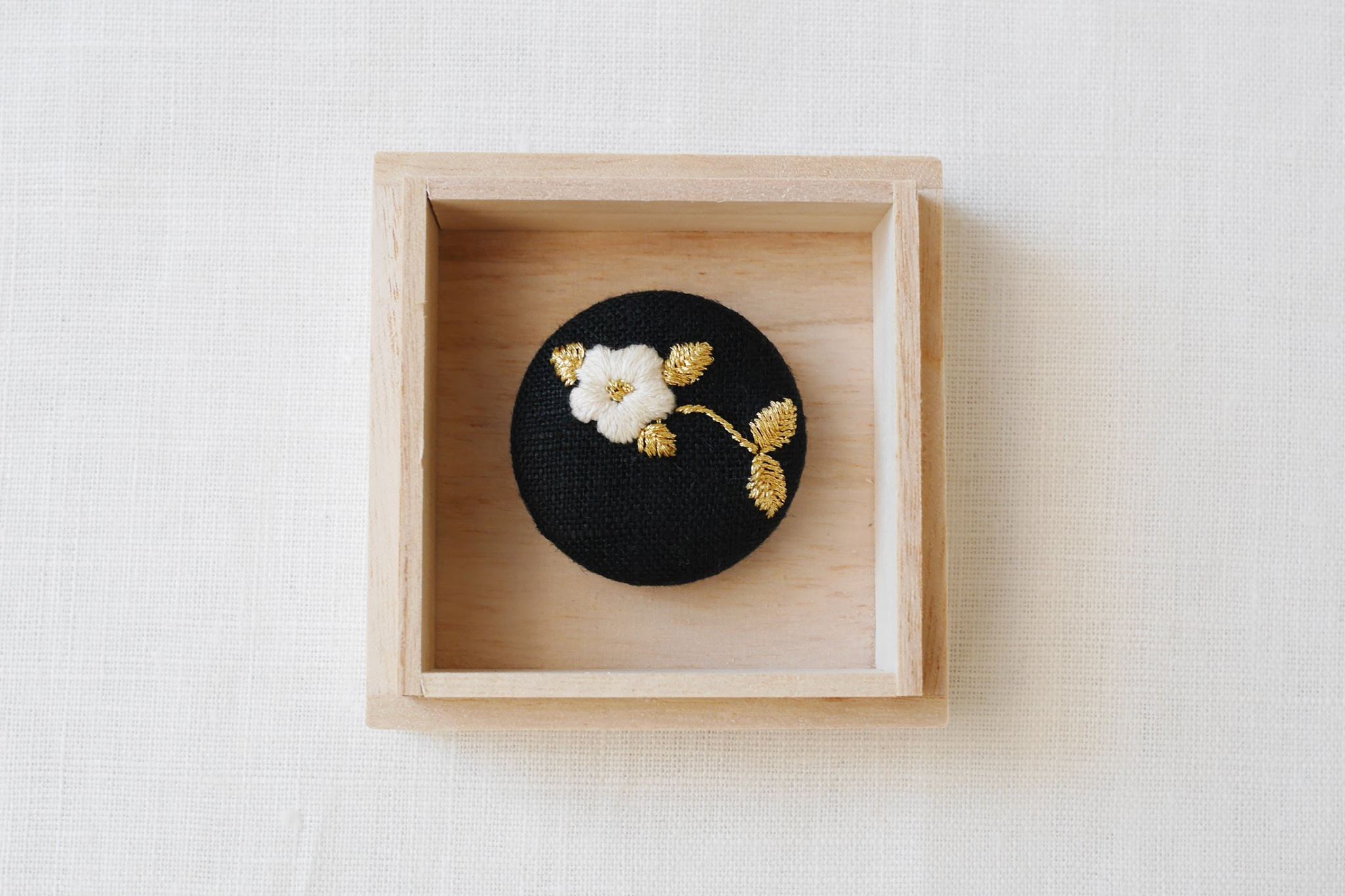 可愛い椿の刺繍_a0197730_2127834.jpg