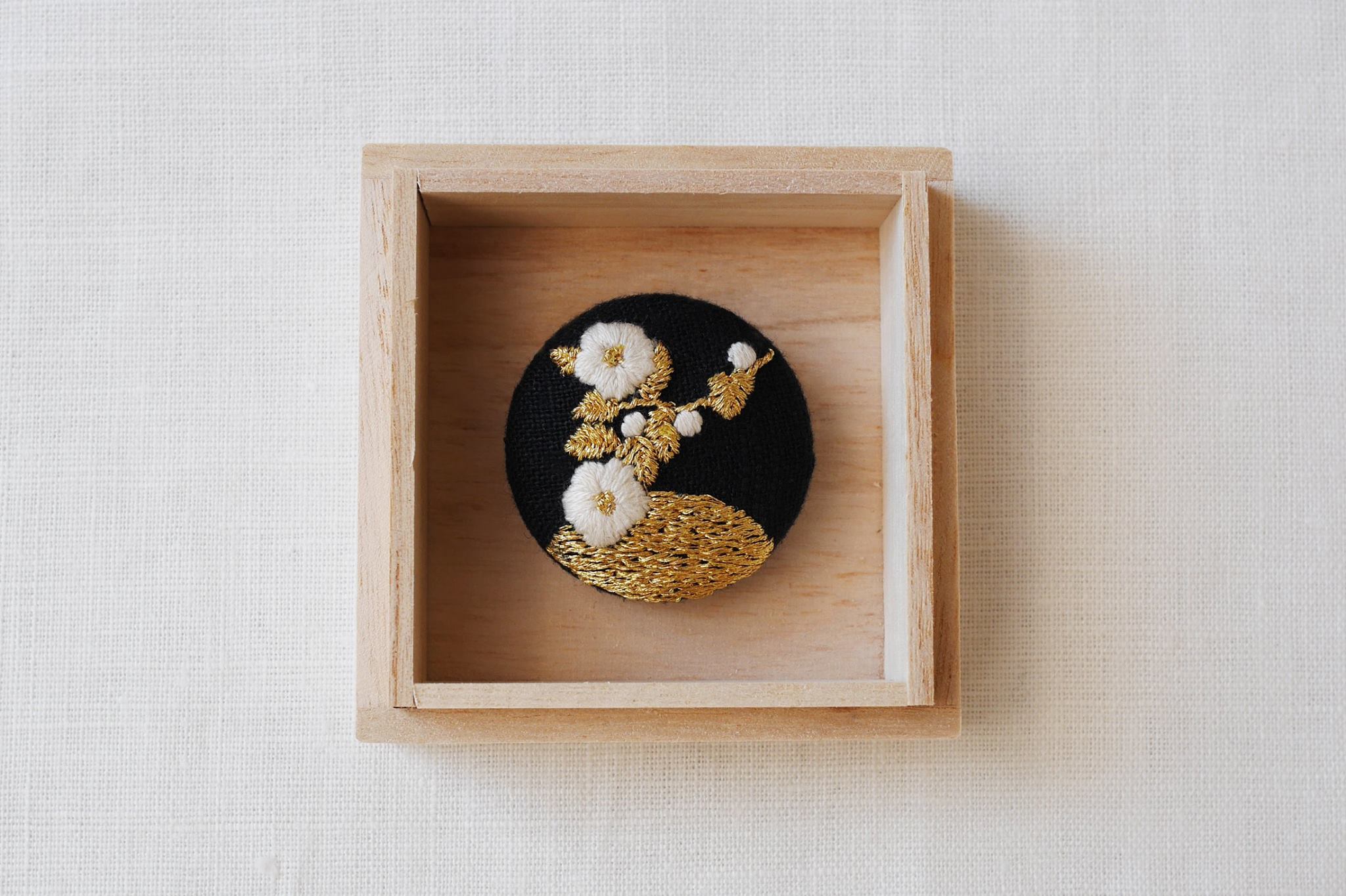 可愛い椿の刺繍_a0197730_22185435.jpg