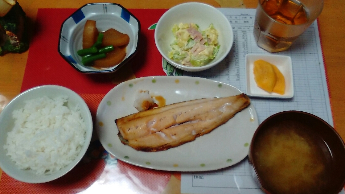あじさい荘夕食 ホッケ塩焼き ポテトサラダ 煮物 今日の献立