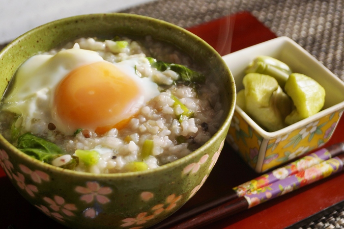 ■THE.朝ご飯【ストーブ炊き五穀米入りの朝粥】菜園野菜一杯と卵落としています♪_b0033423_2015156.jpg