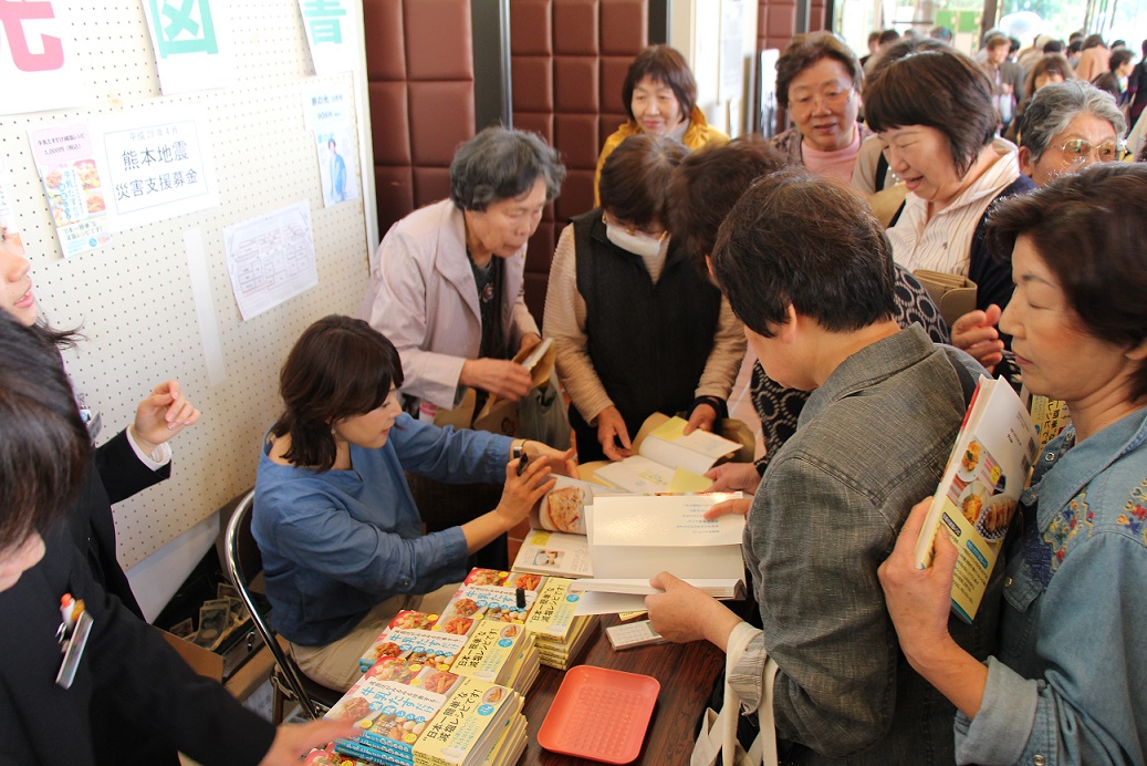 講演後のサイン会(^^♪_b0204930_19195859.jpg