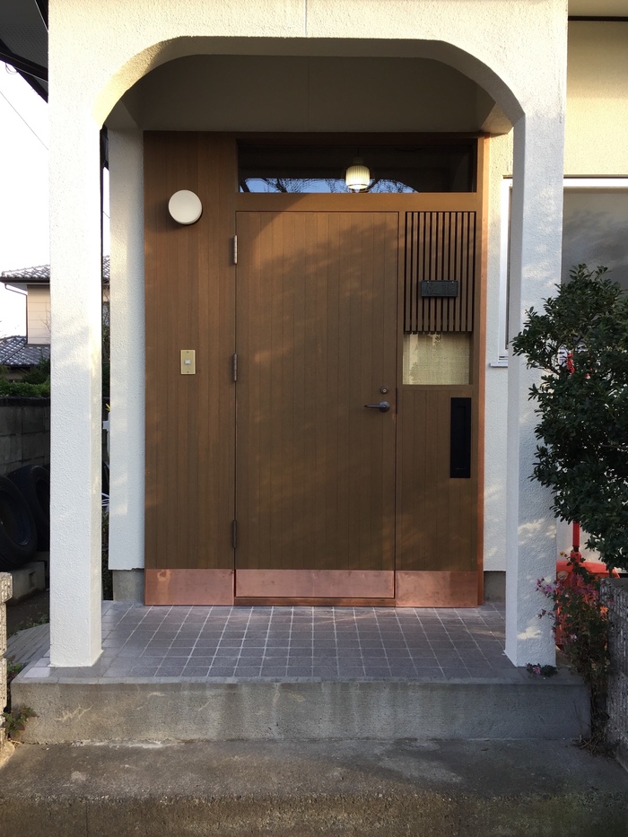 若槻の家３ 玄関ドア取り付け完了 椿建築所blog