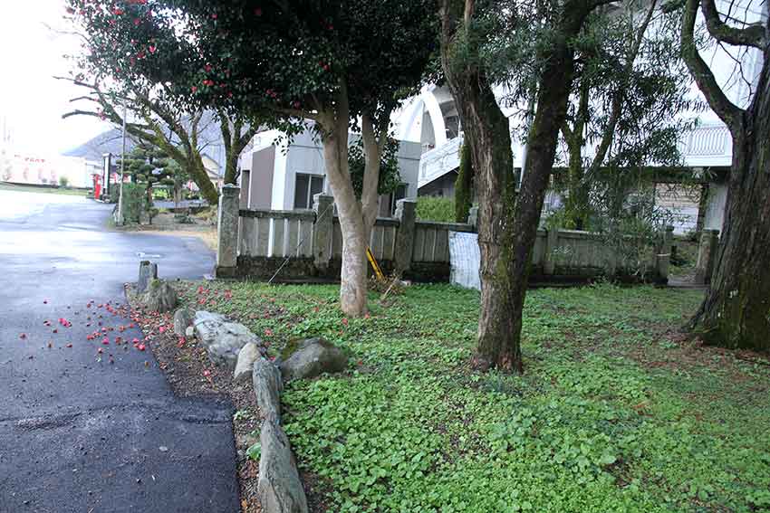 金丸八幡神社の「磐境」が大変なことに・・・!!_d0058941_21551634.jpg