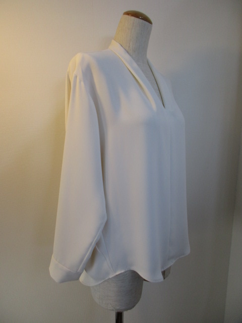 マイカ アンド ディール  MICA&DEAL　v-neck volume blouse_e0076692_18235510.jpg