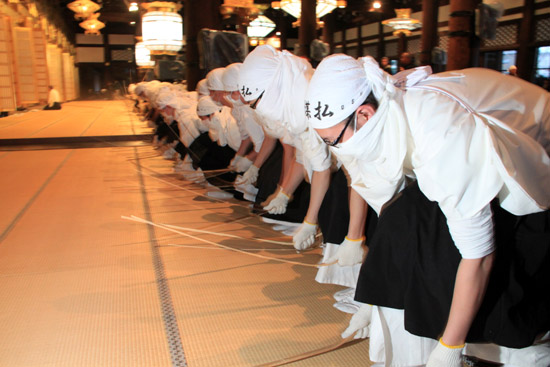 西本願寺 すす払い_e0048413_18105386.jpg