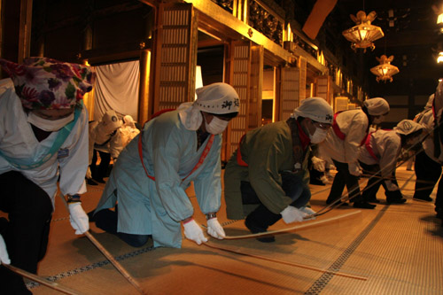 西本願寺 すす払い_e0048413_18112716.jpg