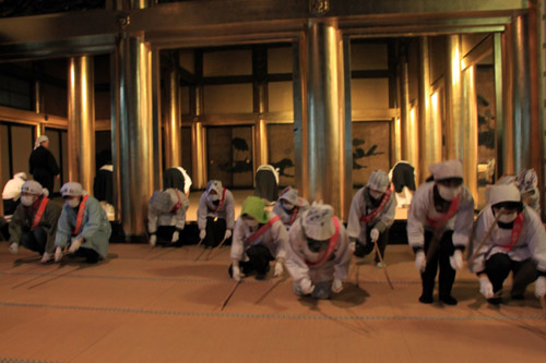 西本願寺 すす払い_e0048413_18113976.jpg