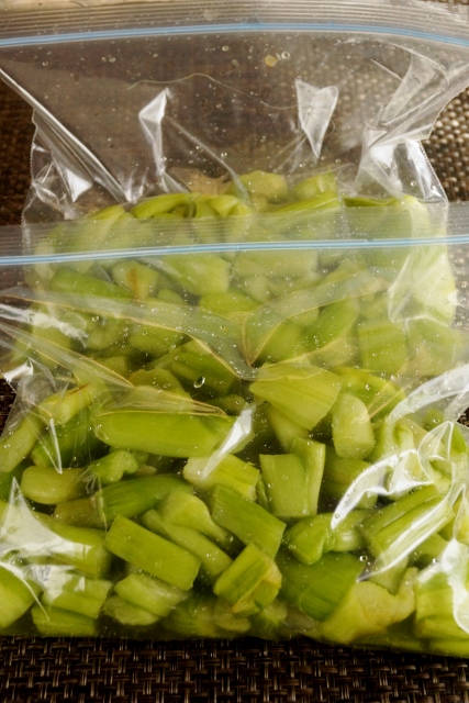 ■自家製保存食【簡単！！美味しい！！ルバーブの漬物】です♪_b0033423_22564958.jpg