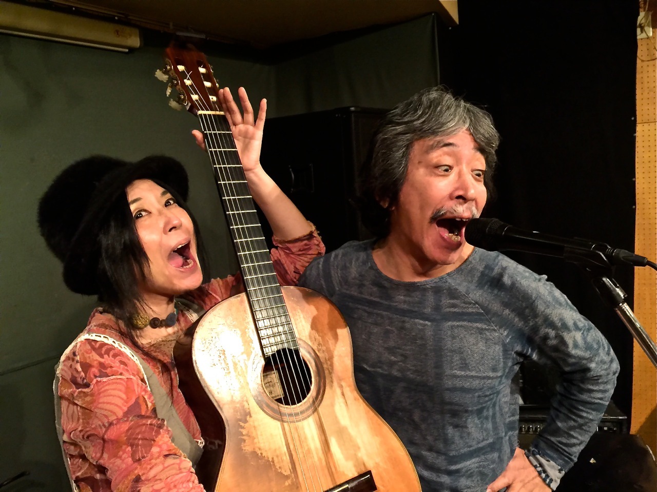 がお〜!!年々削れゆく加藤崇之さんのDNAギター(「ミクロマクロ」) _d0244370_12503823.jpg