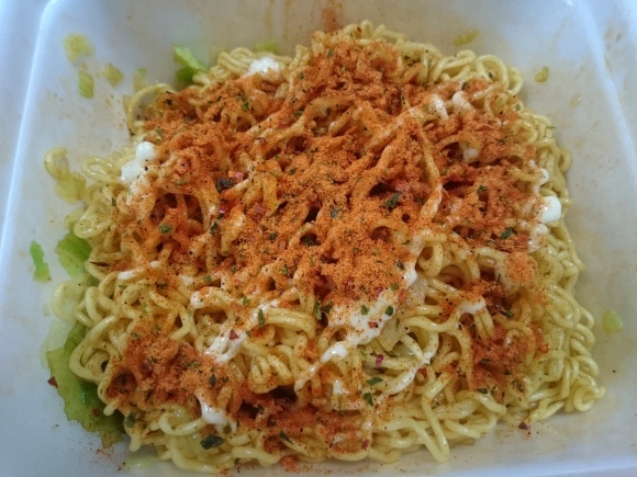 明星×コイケヤ 一平ちゃん夜店の焼そばカラムーチョホットチリ味 + みなさまのお墨付き洋なし酎ハイ_b0042308_17463075.jpg