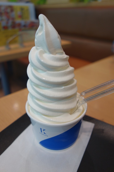 2016年新緑の北海道へ★その7 「KINOTOYA Cafe」で極上牛乳ソフトクリーム♪_a0244309_1441165.jpg