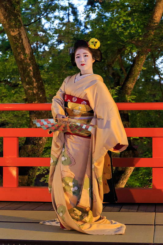 北野天満宮ライトアップ　奉納舞踊（上七軒　勝奈さん、市多佳さん、尚絹さん）_f0155048_23114643.jpg
