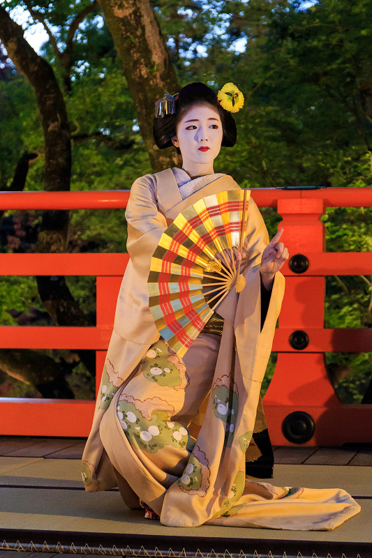 北野天満宮ライトアップ　奉納舞踊（上七軒　勝奈さん、市多佳さん、尚絹さん）_f0155048_23122768.jpg