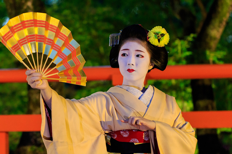 北野天満宮ライトアップ　奉納舞踊（上七軒　勝奈さん、市多佳さん、尚絹さん）_f0155048_23144371.jpg