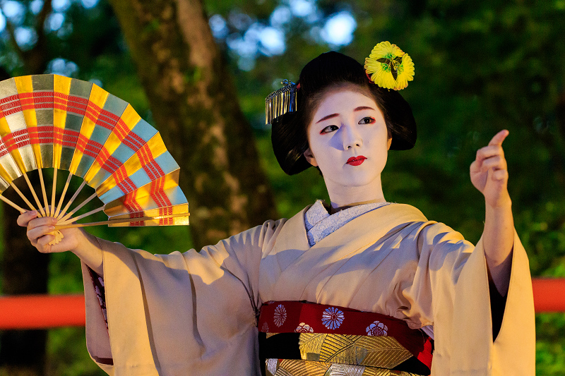 北野天満宮ライトアップ　奉納舞踊（上七軒　勝奈さん、市多佳さん、尚絹さん）_f0155048_2314502.jpg