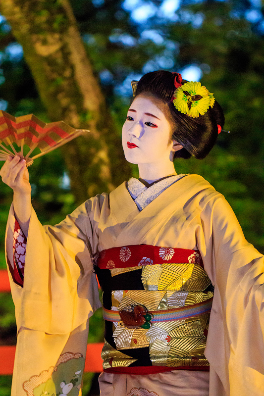 北野天満宮ライトアップ　奉納舞踊（上七軒　勝奈さん、市多佳さん、尚絹さん）_f0155048_2345293.jpg