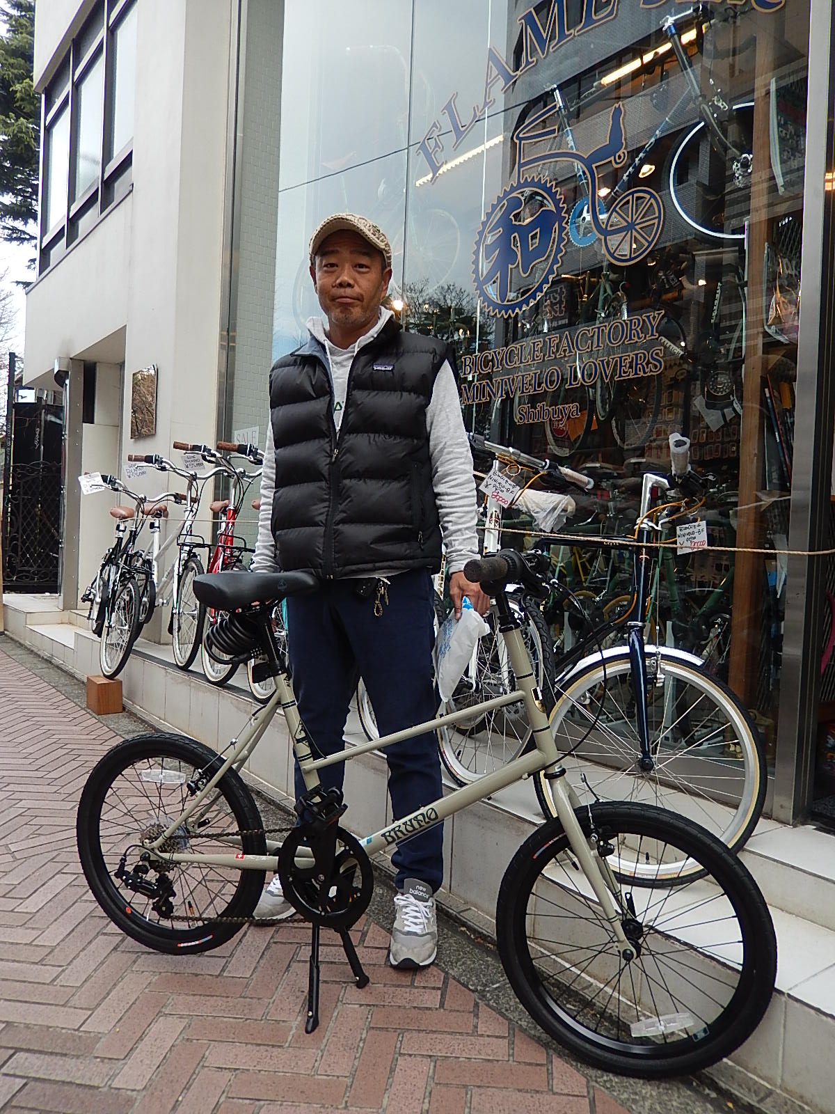 12月25日 渋谷 原宿 の自転車屋 FLAME bike前です_e0188759_1813264.jpg