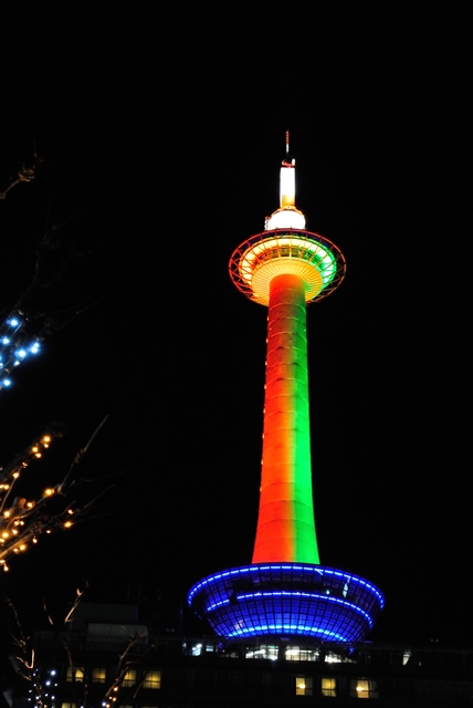 クリスマスカラーの京都タワー_a0277866_22302812.jpg