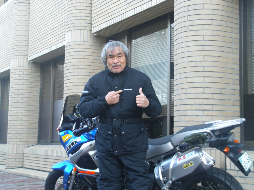 風間深志 FUMA+1の原点、ランドクルーザージャケットを着用