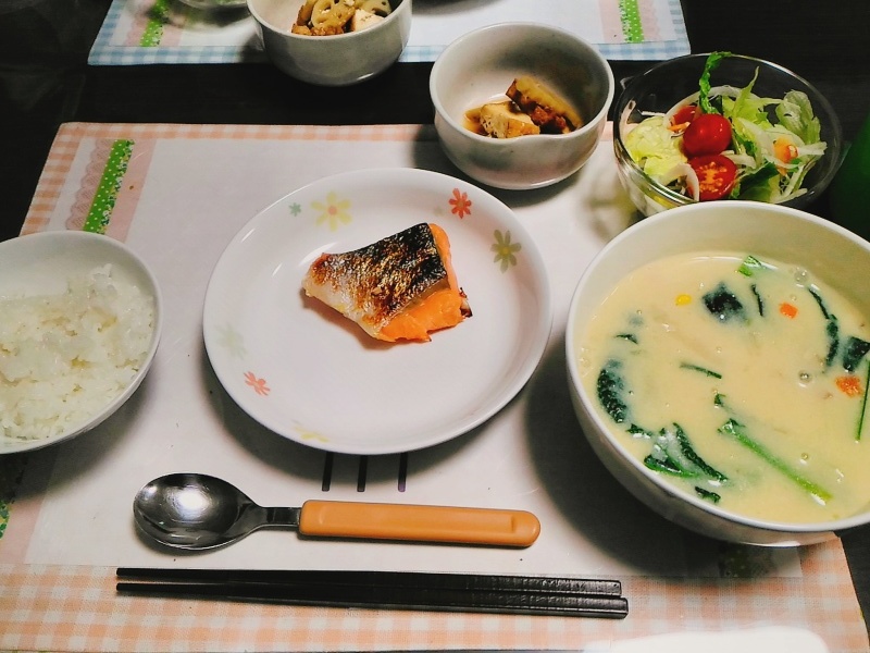 ひまわり荘　夕食：サケの西京焼、豆乳スープ、レンコンとアゲ煮、サラダ_c0357519_18272217.jpg