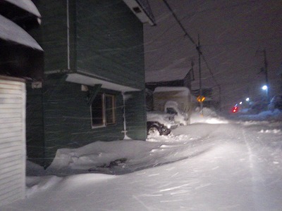 除雪、かまくら作り、屋根が抜けた!?のヘルプ_b0052375_17334554.jpg