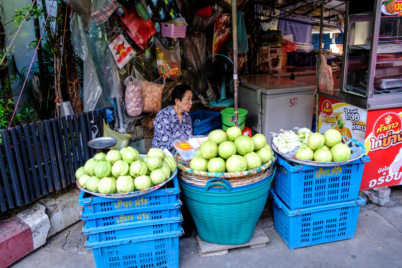 Thaiの街かど〜果物屋さんの母_d0137876_21301137.jpg