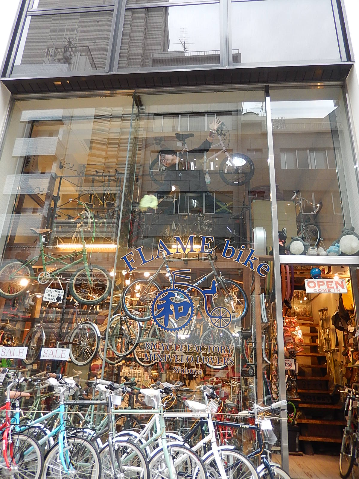 12月27日 渋谷 原宿 の自転車屋 FLAME bike前です_e0188759_17175483.jpg