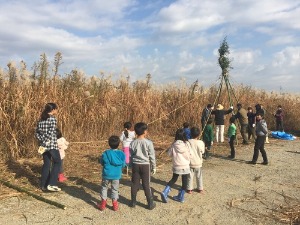 桂川河川敷にてカヤで基地づくり!_e0008880_2327999.jpg