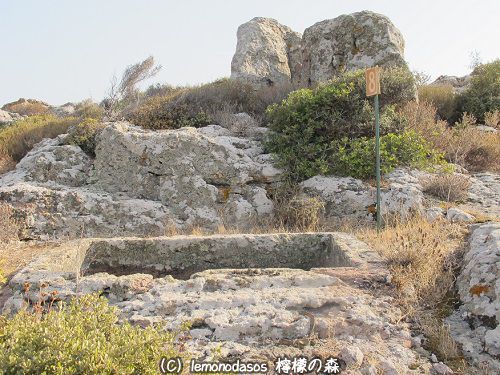 レスボス島　先史時代の岩を削った墓地_c0010496_08562884.jpg