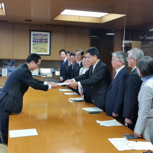 ユニバーサル就労推進議員連盟で、小長井市長に13事業を提案_f0141310_7283615.jpg