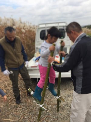 桂川河川敷にてカヤで基地づくり!_e0008880_7522885.jpg