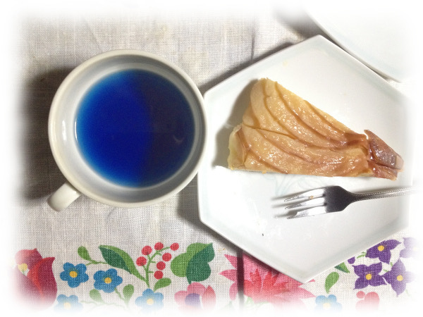 林檎ケーキと青いお茶_f0086618_21551040.jpg