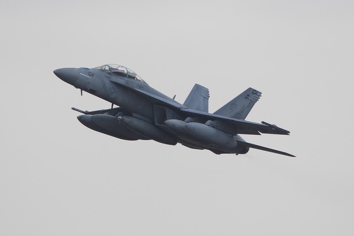 昨日の厚木基地　ＶＭＦＡ－２４２_c0247982_19475612.jpg