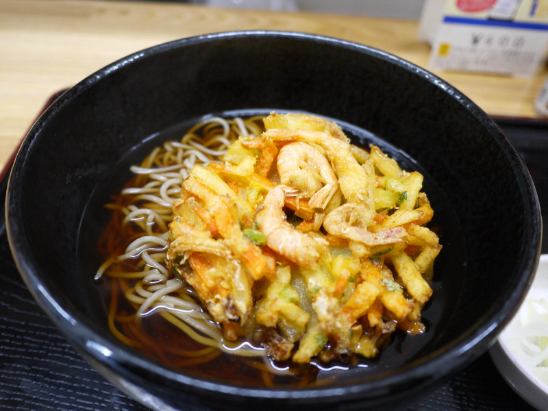 駐輪所に立ち食いそば? かきあげ天そば 【茅ヶ崎 渚(nagisa)】_b0153224_15282614.jpg