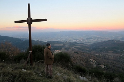 夕焼け北風テッツィオ山、ペルージャ - イタリア写真草子