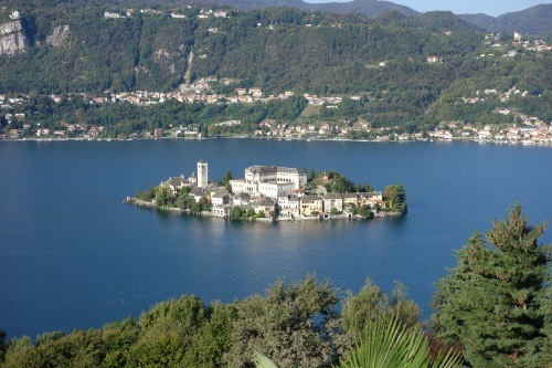 From the Sacro Monte to Lago Maggiore  サクロ・モンテからマッジョーレ湖へ_b0245877_00594735.jpg