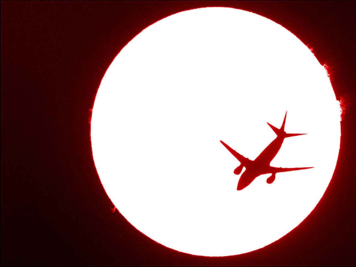 太陽面を飛行機が通過！！_e0174091_15334207.jpg