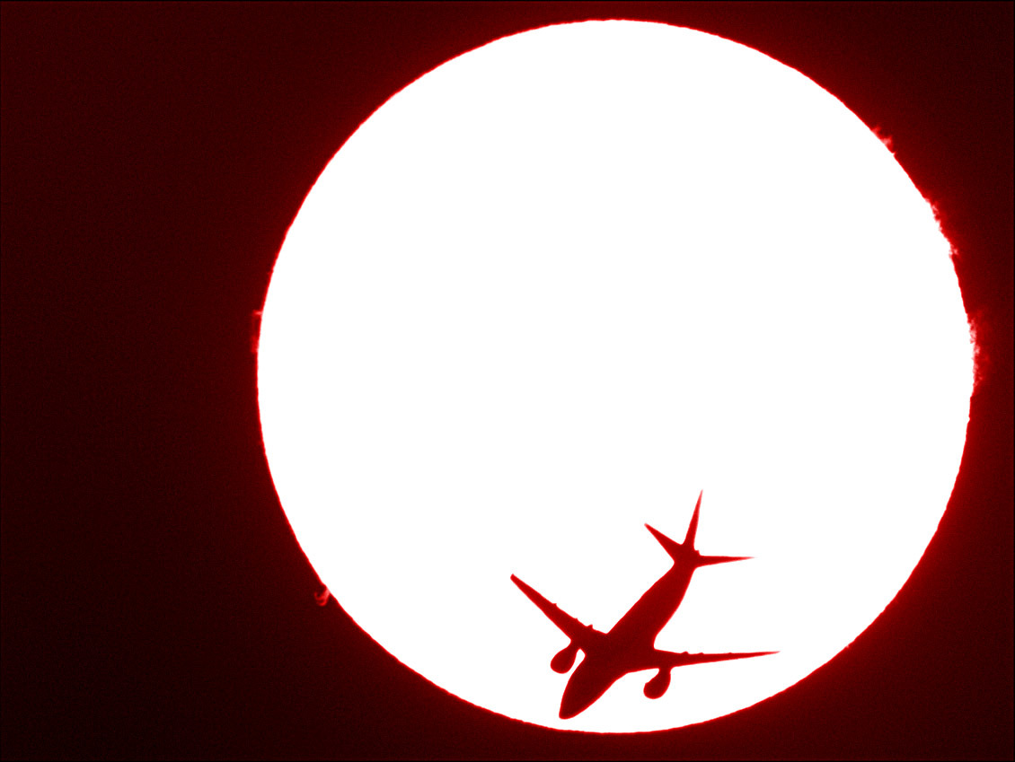 太陽面を飛行機が通過！！_e0174091_15334816.jpg