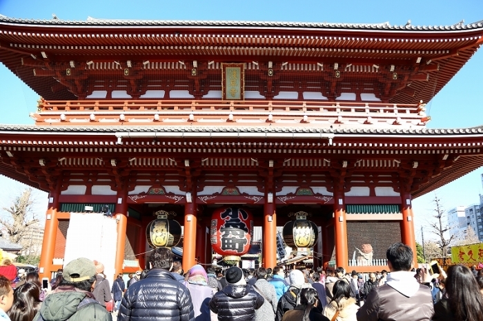 神様の懐を覗くのはよくないけど浅草寺のお賽銭（浅草寺、元旦）_b0291402_09132898.jpg