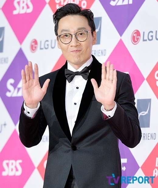 「2016 SBS演技大賞」MCイ・フィジェに批判殺到_f0378683_10531820.jpg